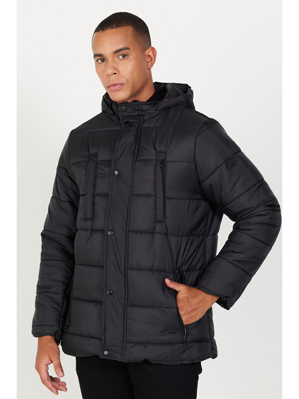 Erkek Siyah Standart Fit Normal Kesim Dik Yaka Dolgulu Outdoor Şişme Kaban Mont