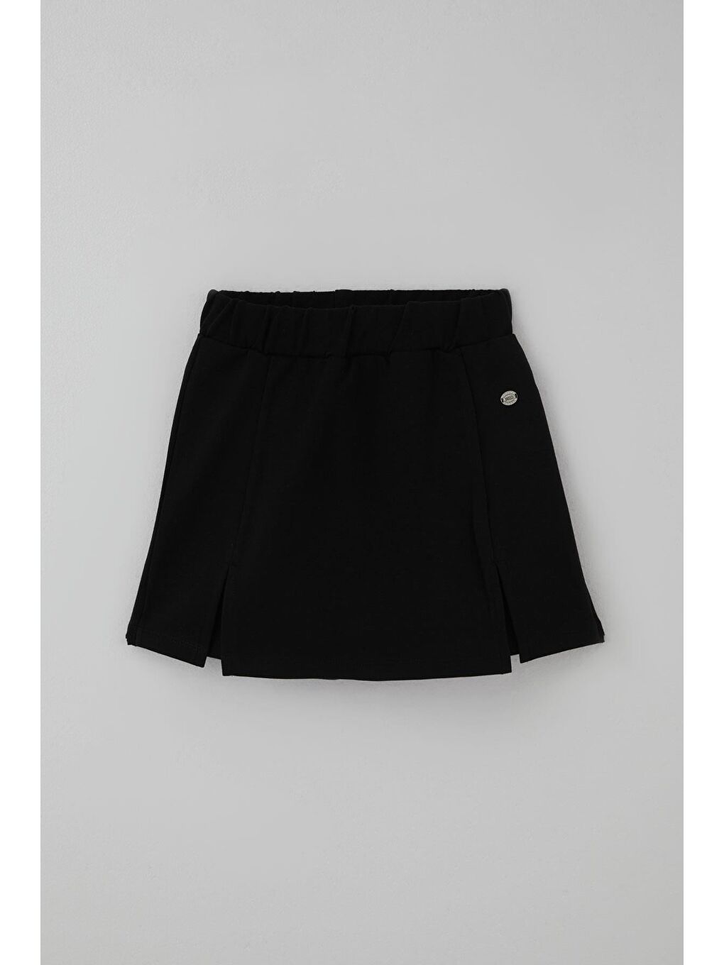 Kız Çocuk Şort Etek Arma Aksesuarlı Yırtmaçlı Siyah (9-14 Yaş)