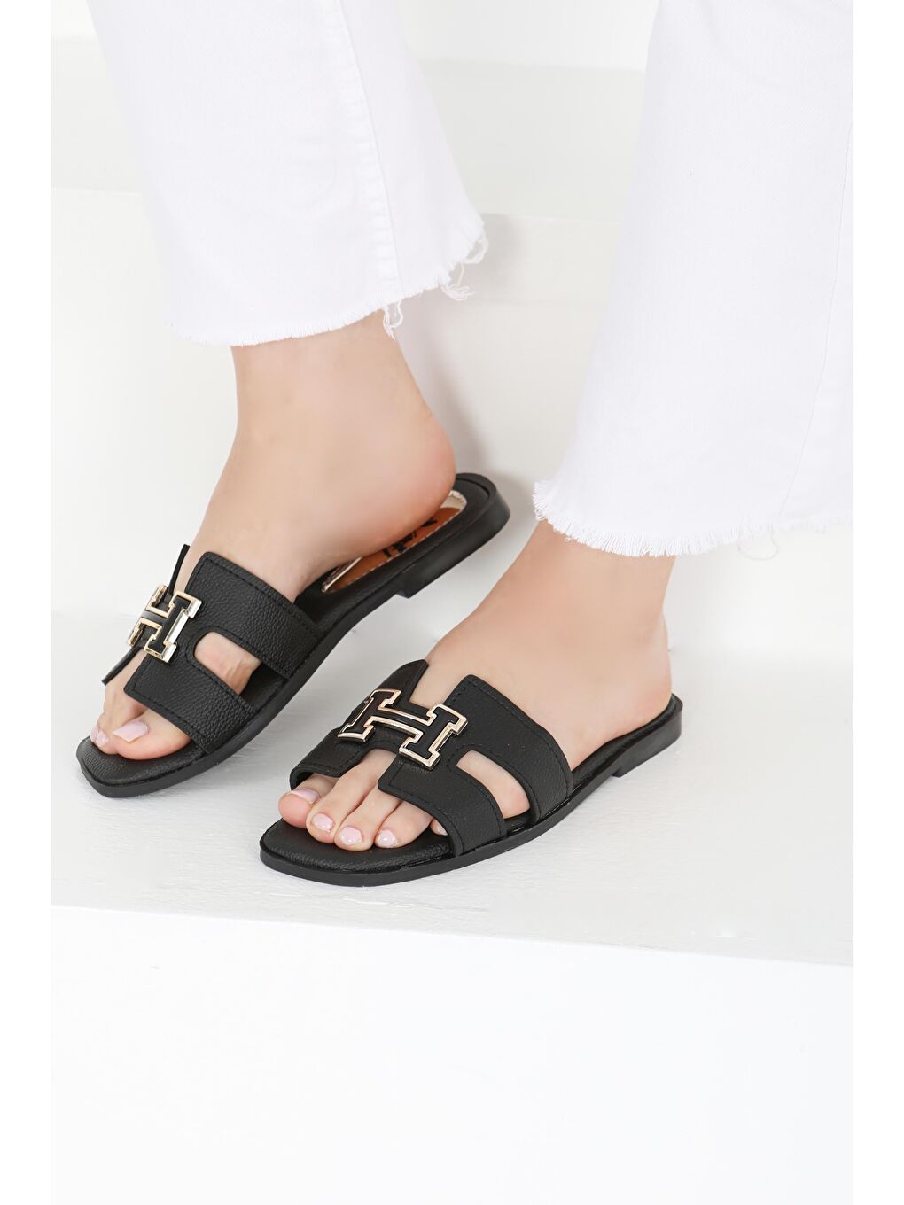 Kadın Siyah H Tokalı Terlik - 27407-2