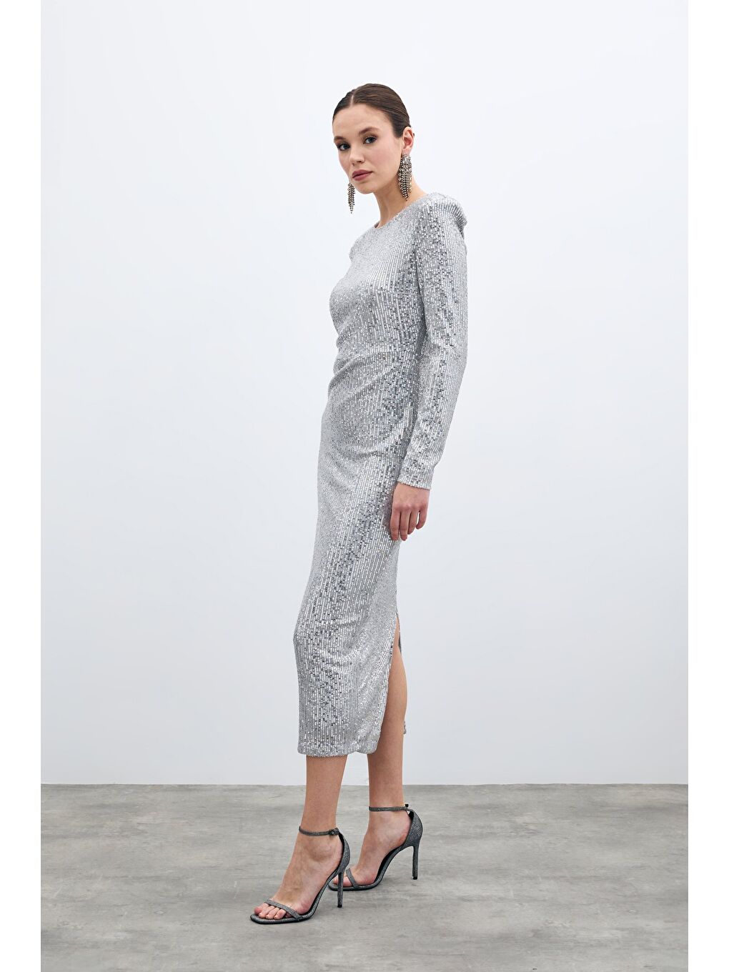 Gri Sırt Dekolteli Payet Elbise - Gümüş-2