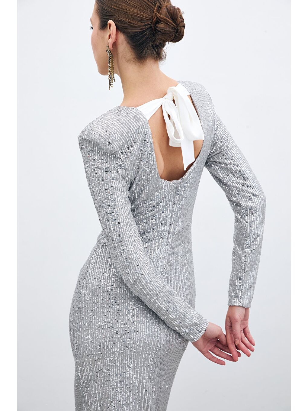 Gri Sırt Dekolteli Payet Elbise - Gümüş-3