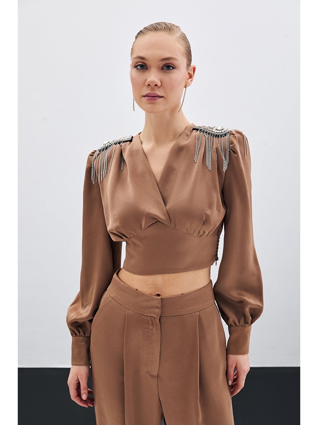 Kahverengi Omuz Aksesuarlı Kısa Bluz - Camel-1