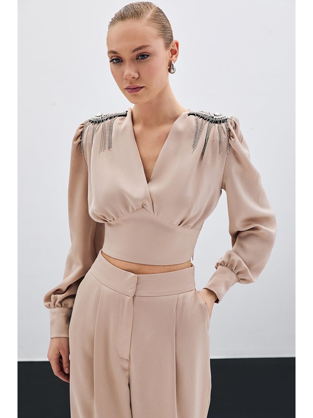 Omuz Aksesuarlı Kısa Bluz - Bej-1