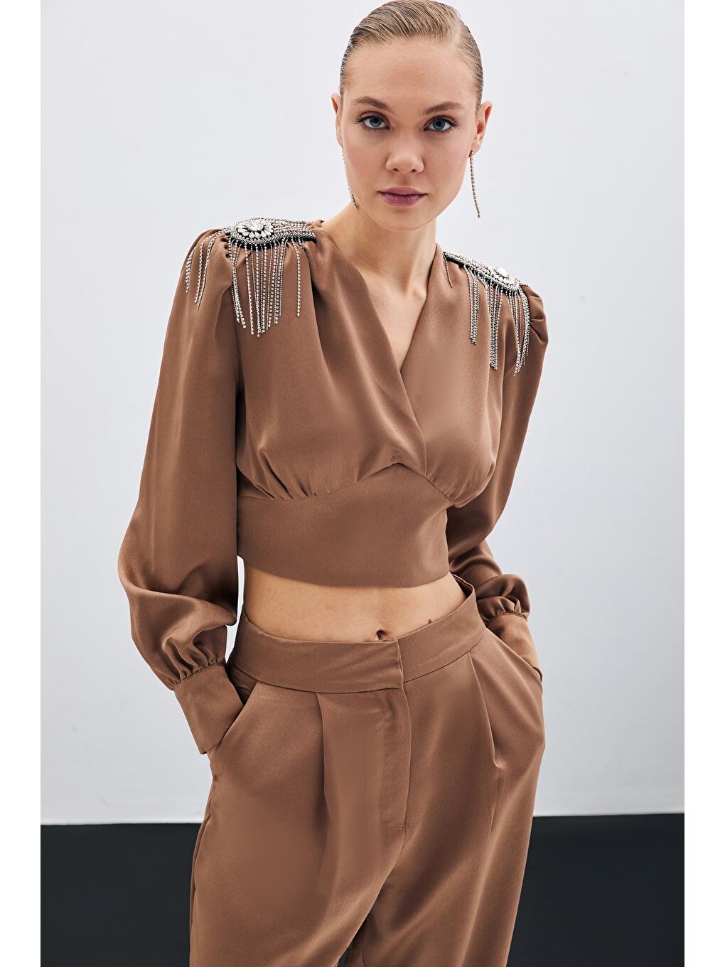 Kahverengi Omuz Aksesuarlı Kısa Bluz - Camel-2