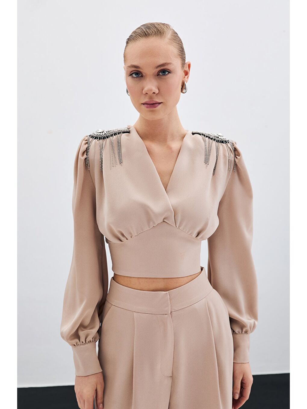 Omuz Aksesuarlı Kısa Bluz - Bej-2