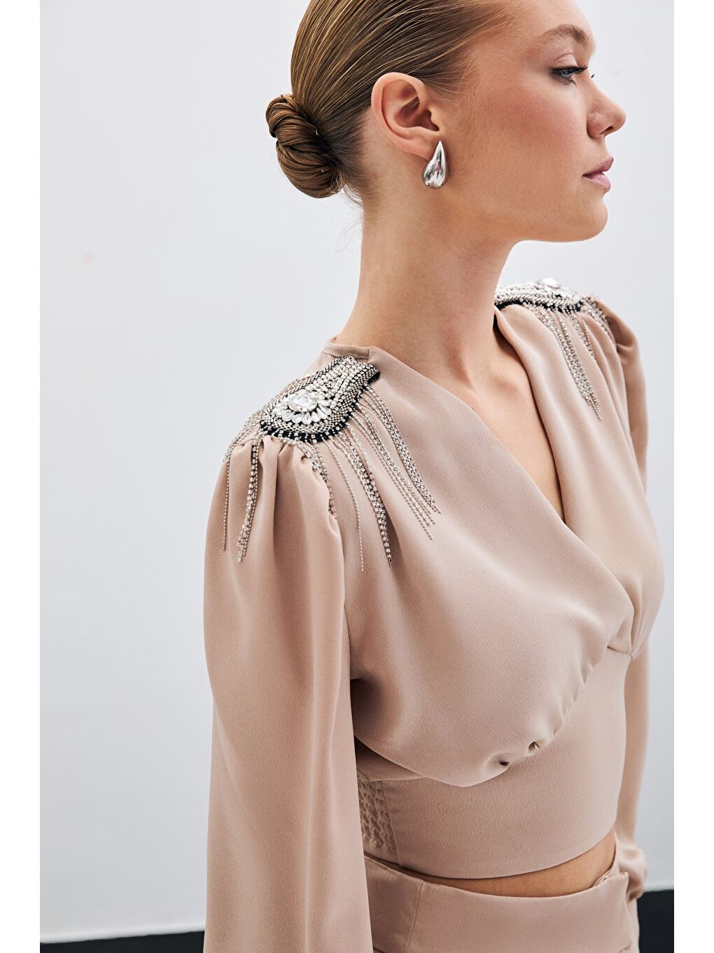 Omuz Aksesuarlı Kısa Bluz - Bej-3