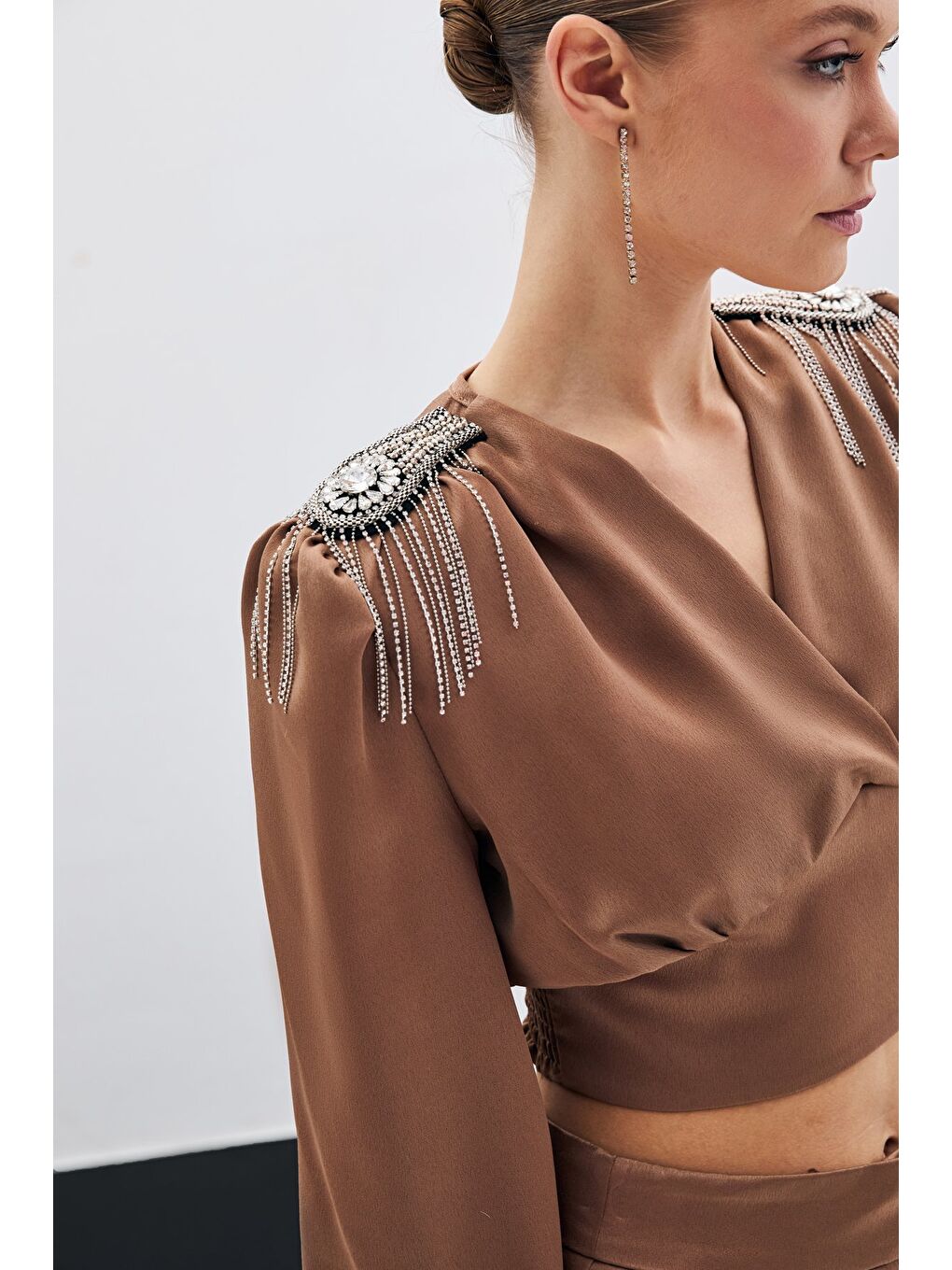 Kahverengi Omuz Aksesuarlı Kısa Bluz - Camel-3