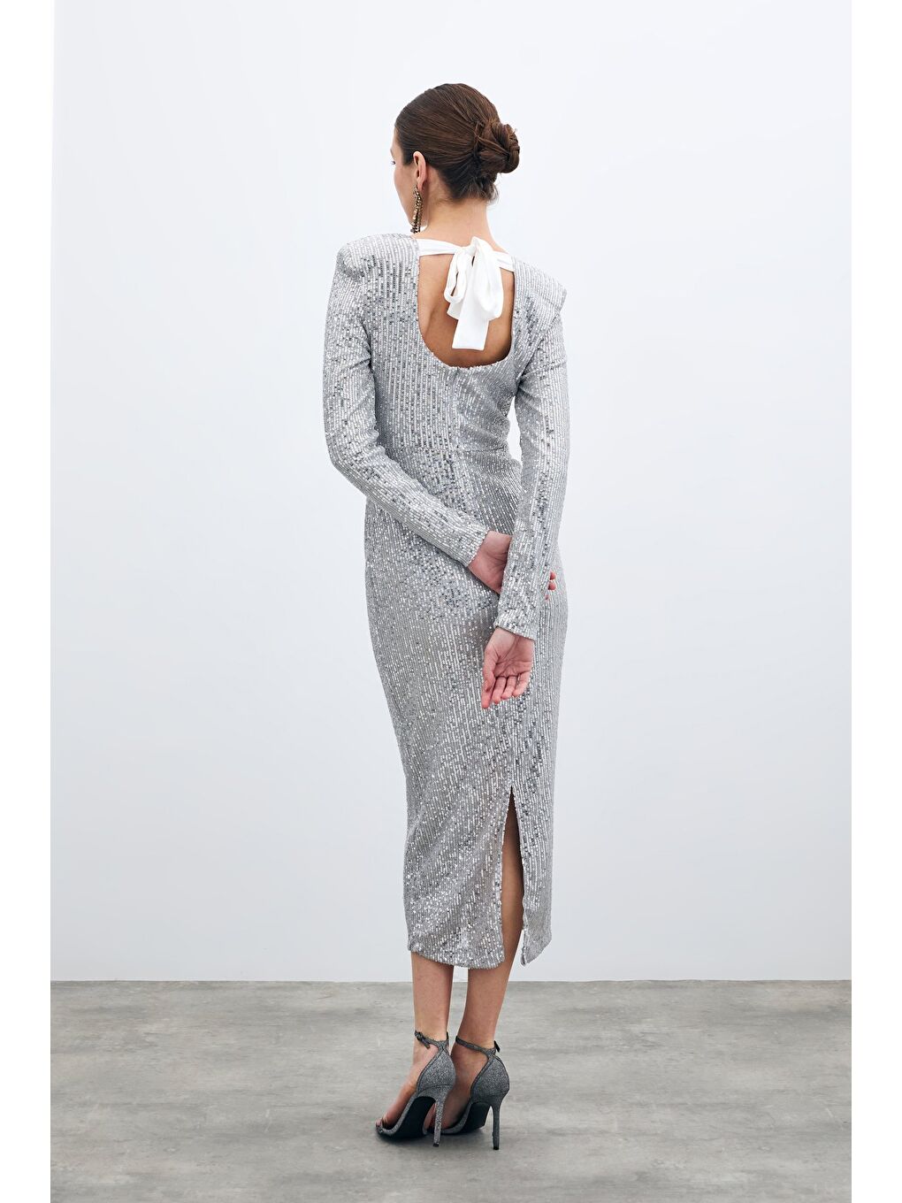 Gri Sırt Dekolteli Payet Elbise - Gümüş-6