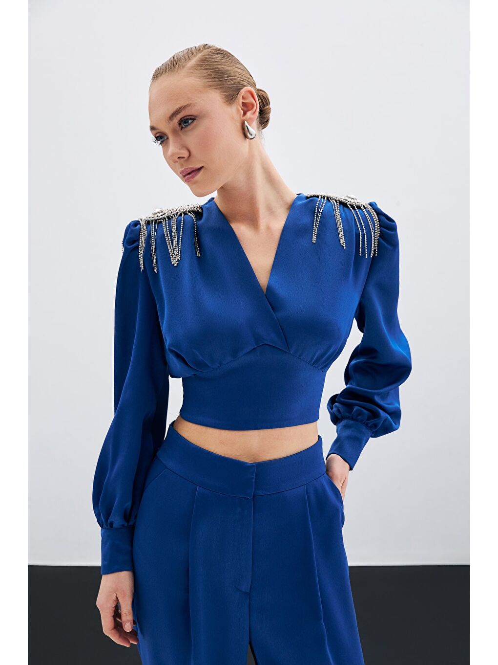 Omuz Aksesuarlı Kısa Bluz - İndigo-1