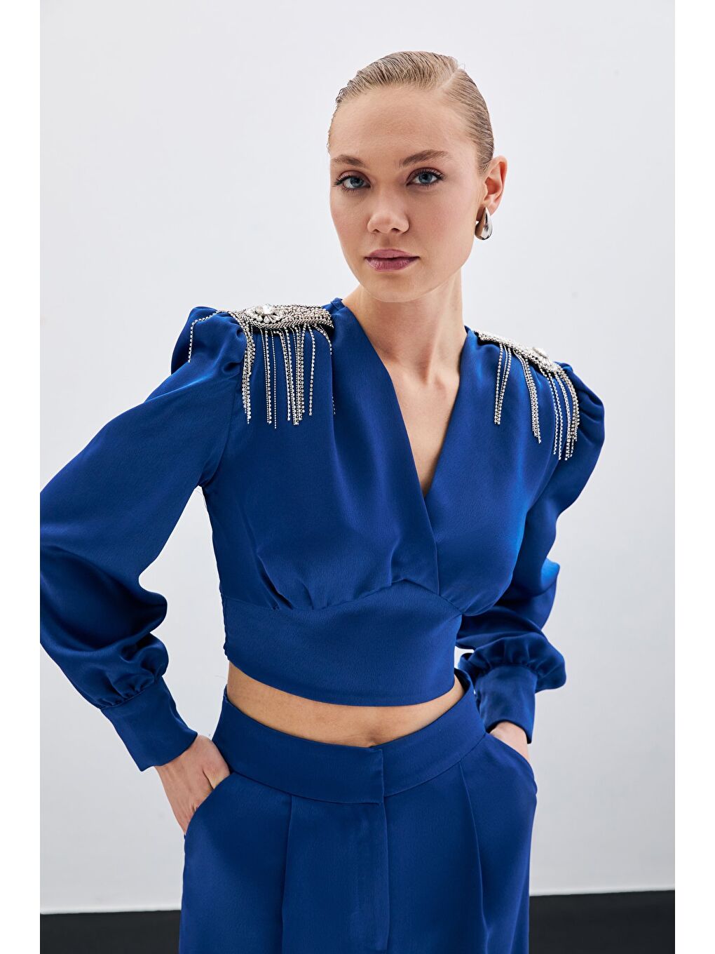 Omuz Aksesuarlı Kısa Bluz - İndigo-2