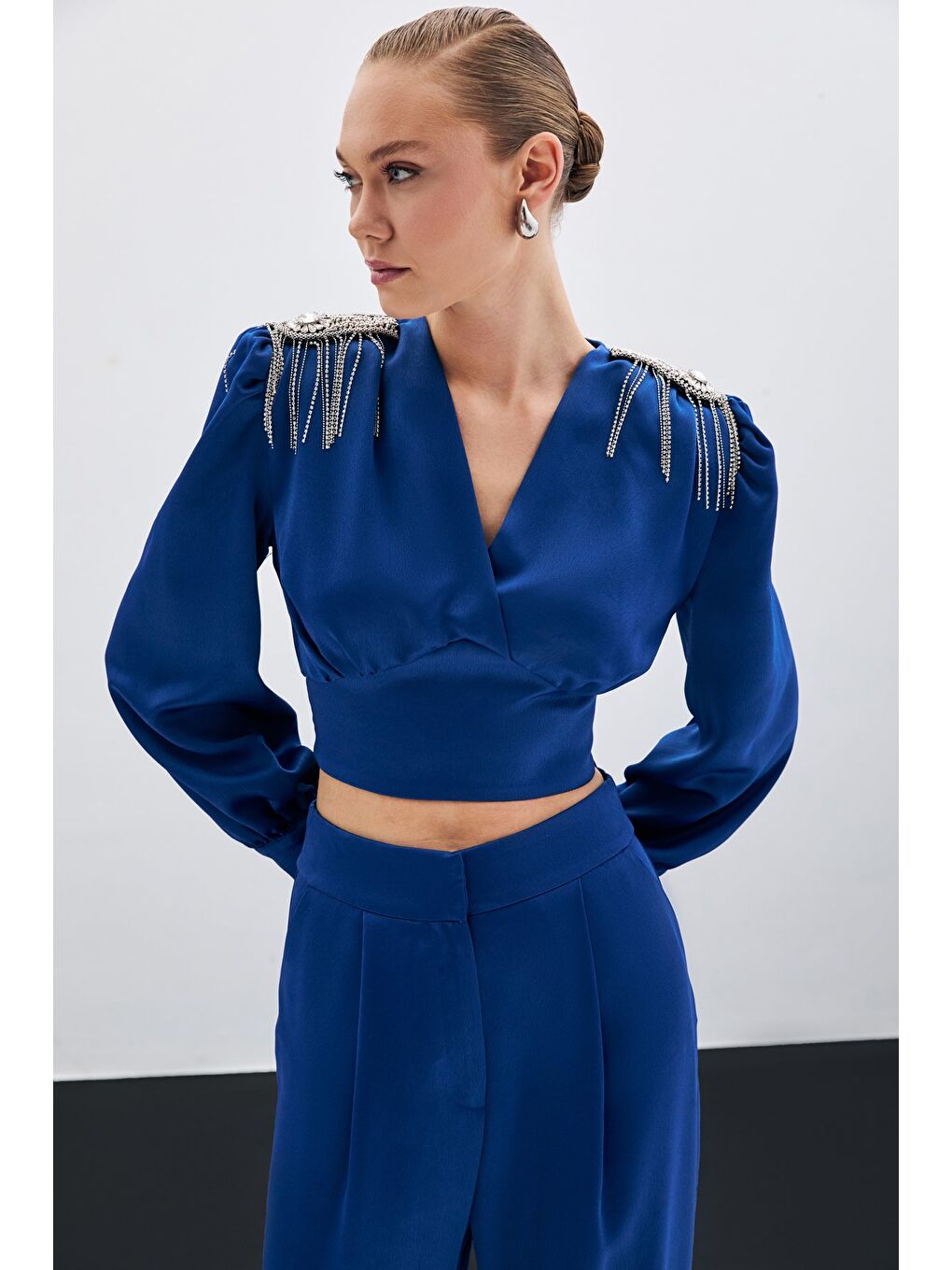 Omuz Aksesuarlı Kısa Bluz - İndigo-3