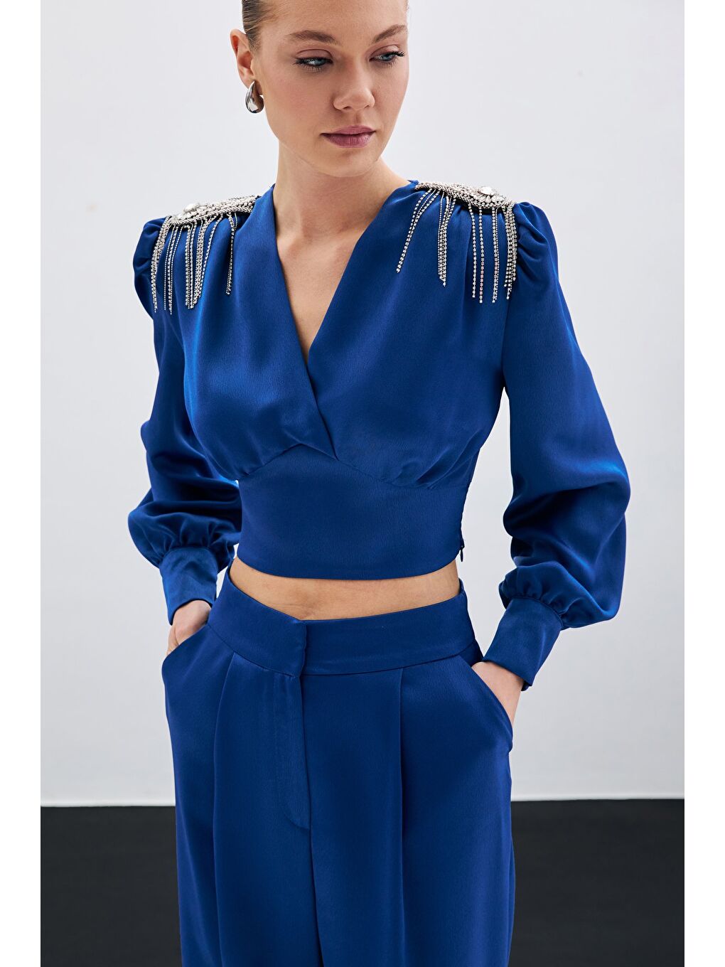 Omuz Aksesuarlı Kısa Bluz - İndigo-4