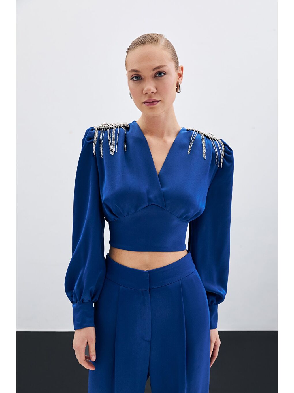 Omuz Aksesuarlı Kısa Bluz - İndigo-5