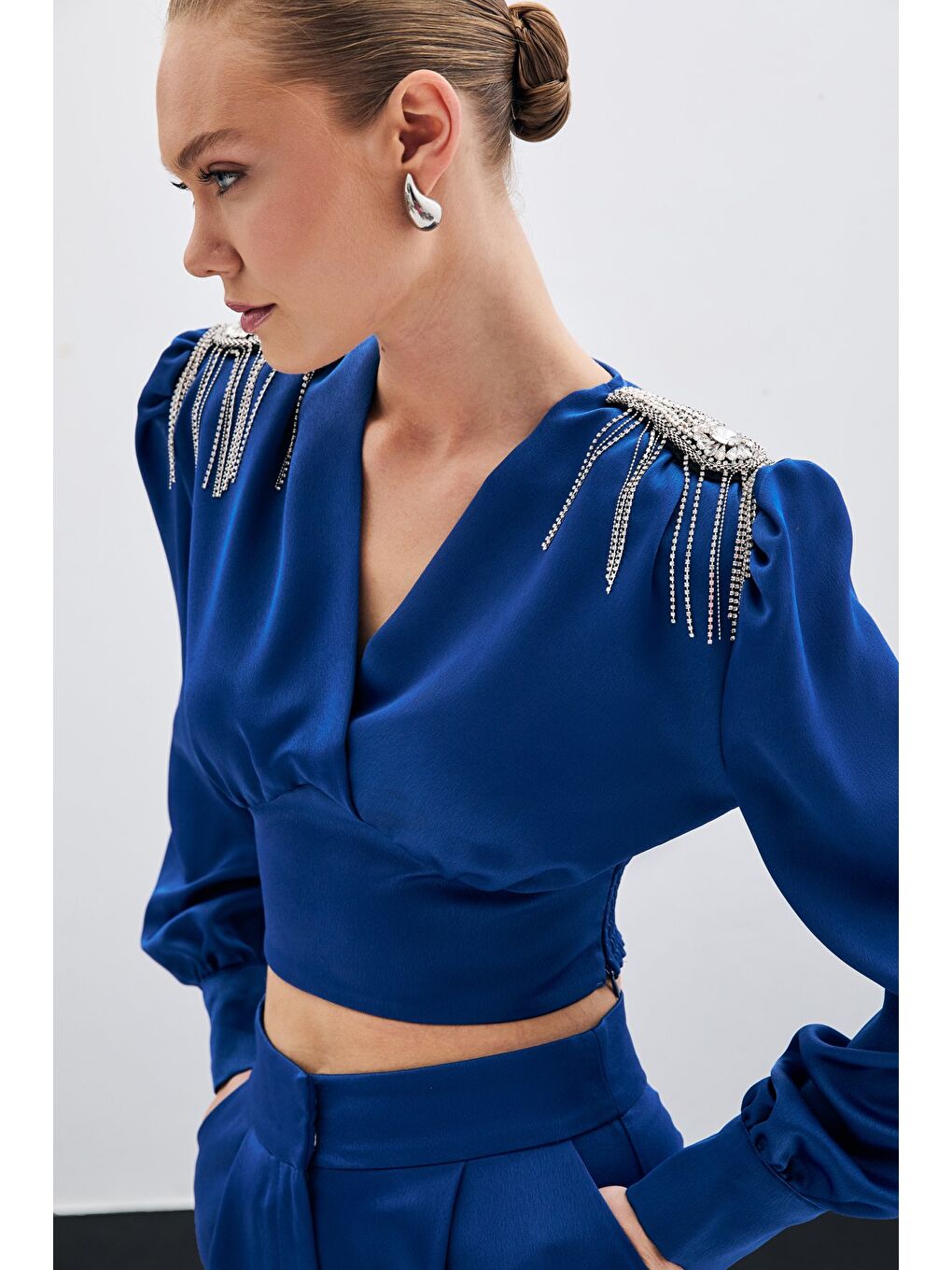 Omuz Aksesuarlı Kısa Bluz - İndigo-6