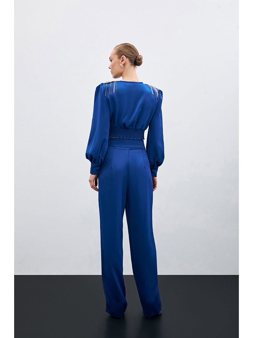 Omuz Aksesuarlı Kısa Bluz - İndigo-7