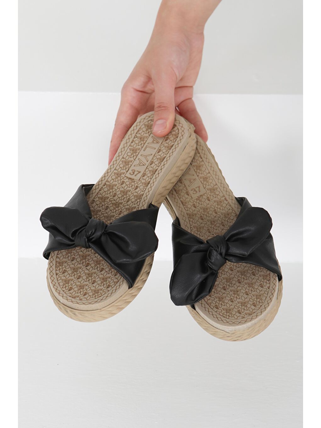 Kadın Siyah Fyonklu Terlik - 27408-3