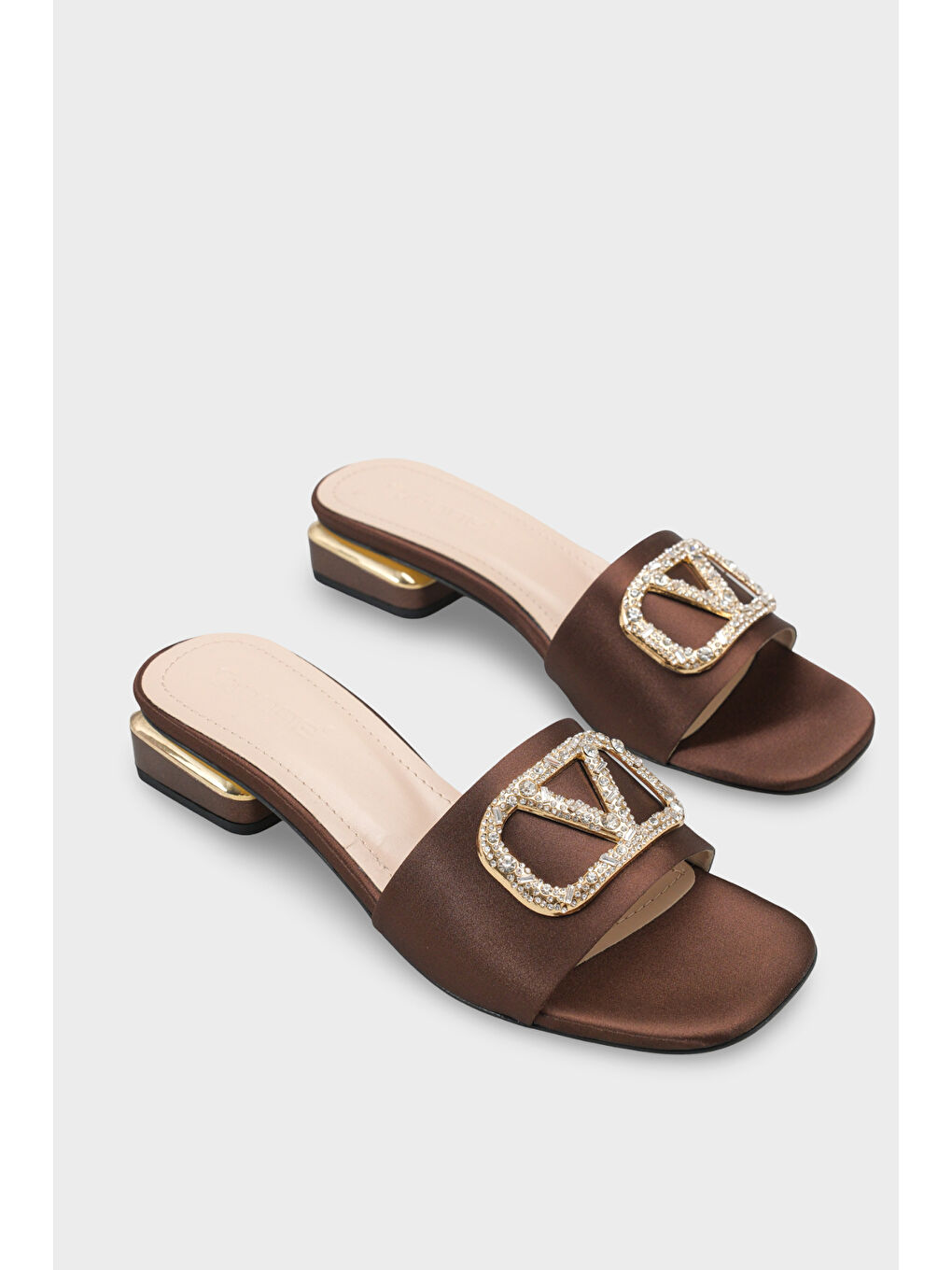 Kahverengi Yuvarlak Küt Burunlu Taşlı Tokalı Saten Kısa Topuklu Kadın Terlik-1