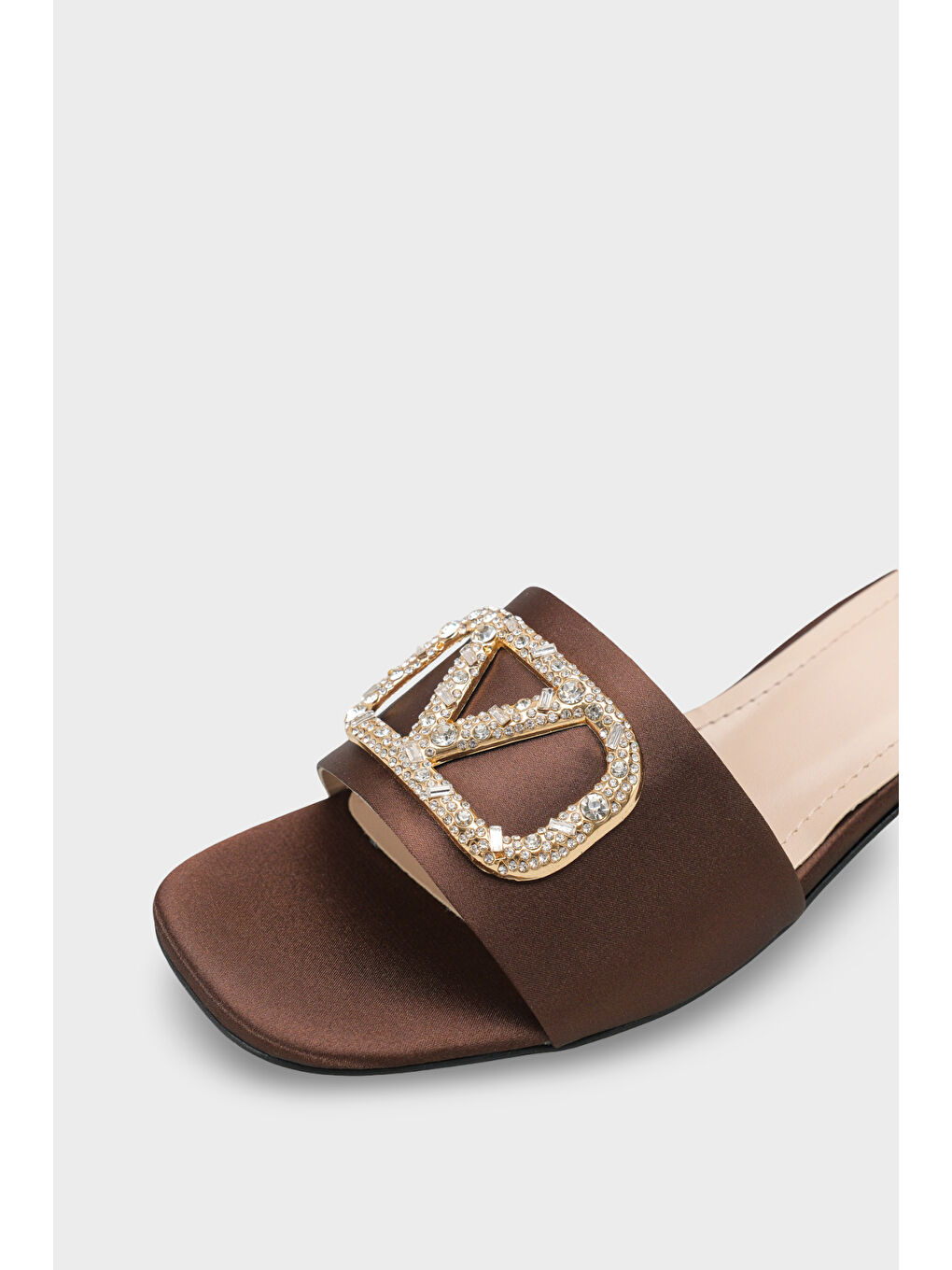 Kahverengi Yuvarlak Küt Burunlu Taşlı Tokalı Saten Kısa Topuklu Kadın Terlik-2