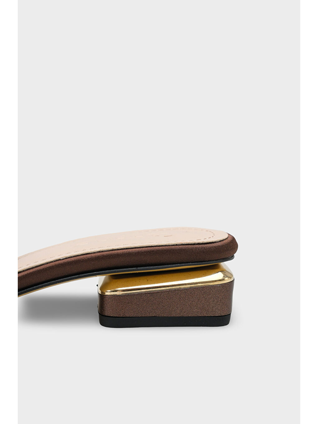 Kahverengi Yuvarlak Küt Burunlu Taşlı Tokalı Saten Kısa Topuklu Kadın Terlik-3