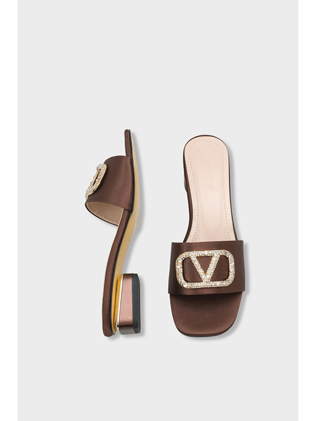 Kahverengi Yuvarlak Küt Burunlu Taşlı Tokalı Saten Kısa Topuklu Kadın Terlik-4