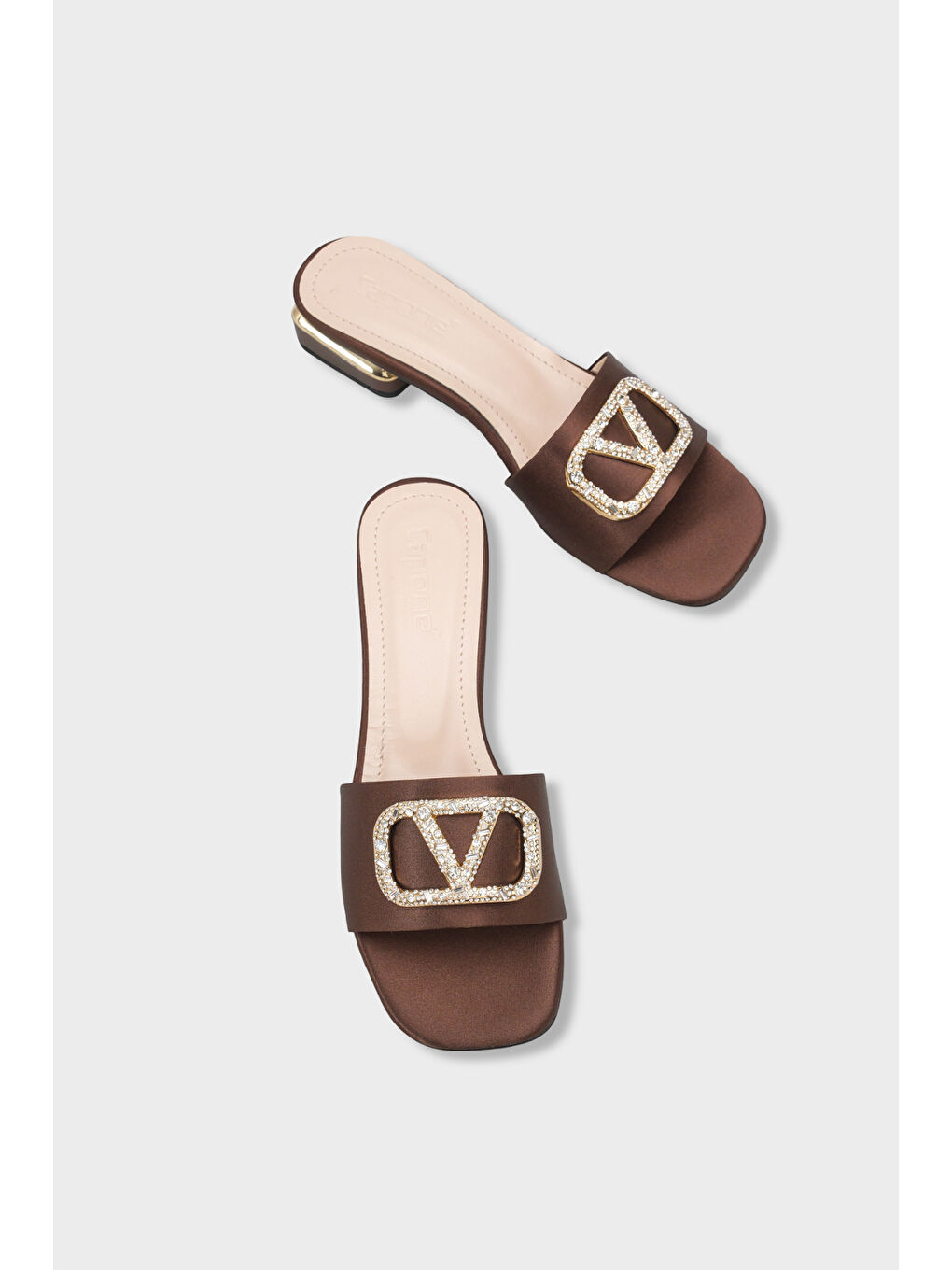 Kahverengi Yuvarlak Küt Burunlu Taşlı Tokalı Saten Kısa Topuklu Kadın Terlik-5