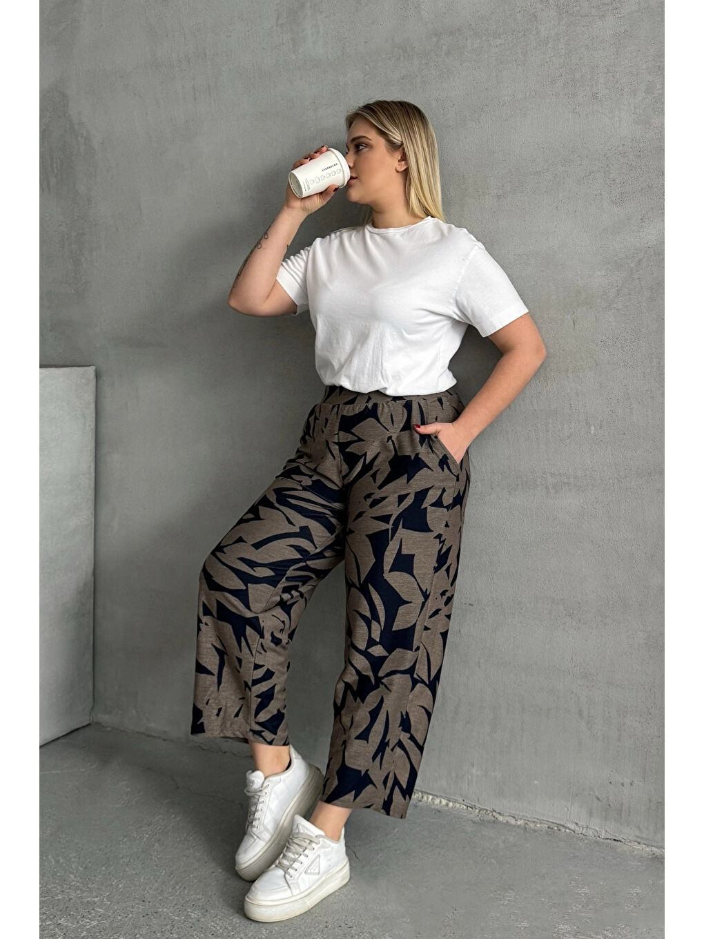 Kahverengi Büyük Beden Beli Lastikli Bol Paça Desenli Cepli Pantolon 74-109-1