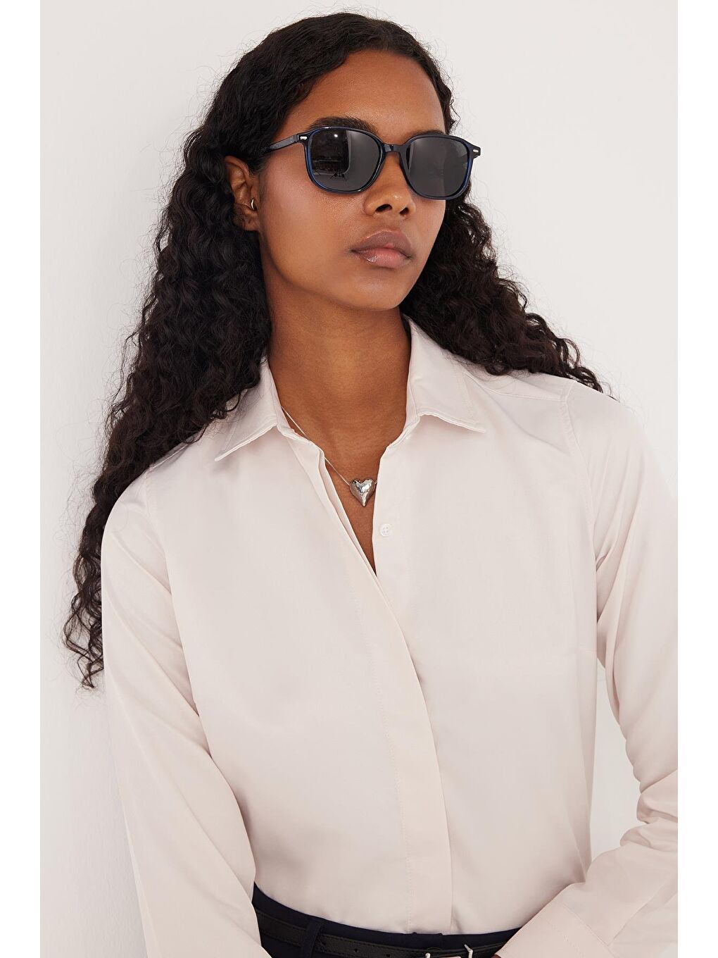 Bej Kadın Slim Fit Dar Kesim Vucüda Oturan Uzun Kollu Gizli Düğme Detaylı Taş Basic Gömlek