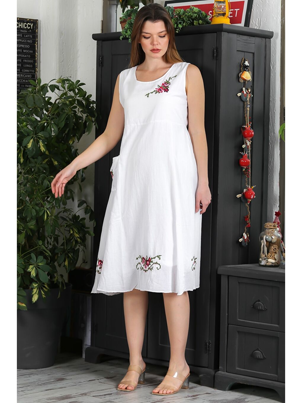 Beyaz Havuz Yaka Kolsuz Cepli Astarlı Kanaviçe Nakışlı Casual Dokuma Elbise 120 52-2