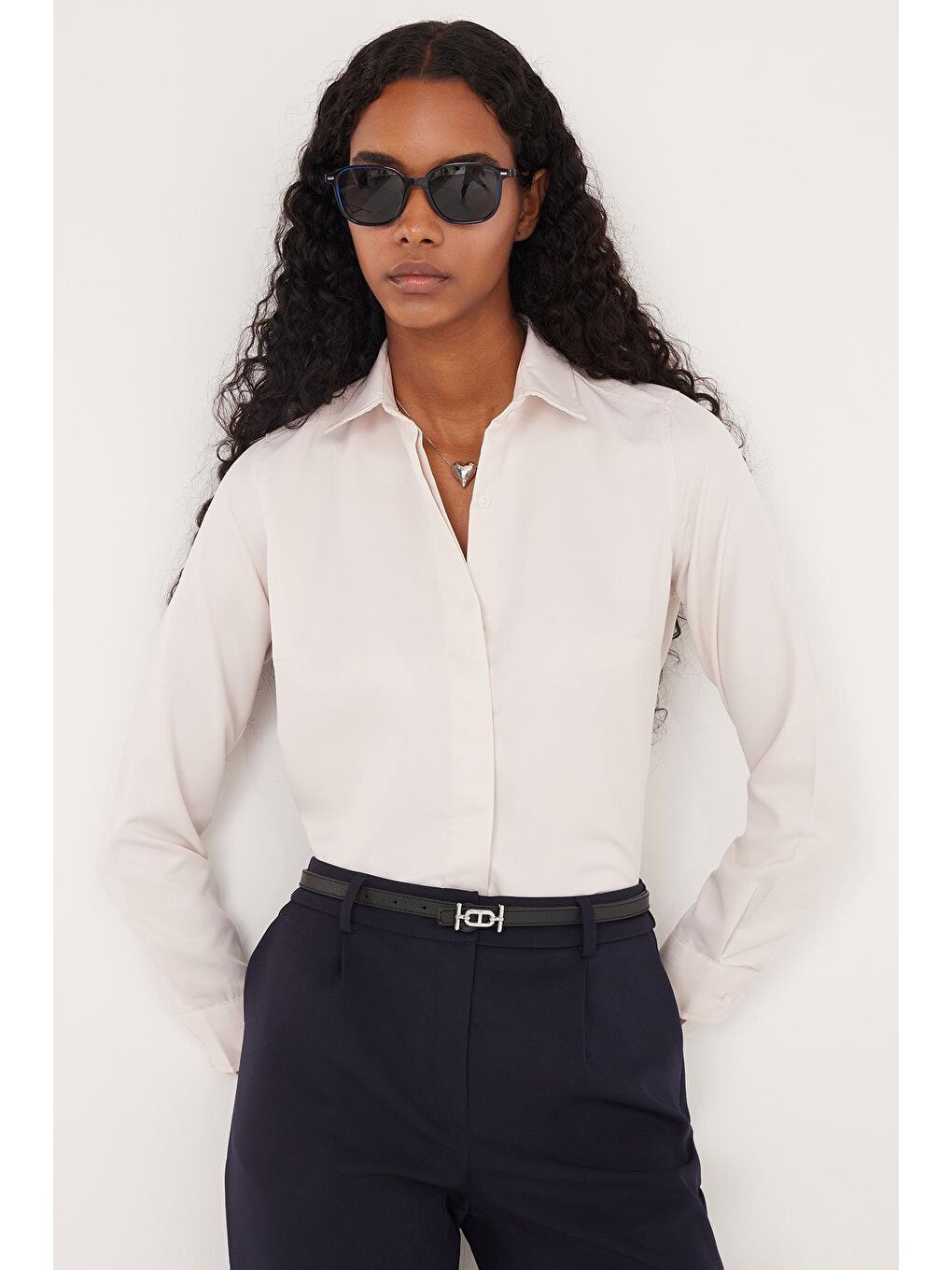 Bej Kadın Slim Fit Dar Kesim Vucüda Oturan Uzun Kollu Gizli Düğme Detaylı Taş Basic Gömlek-1