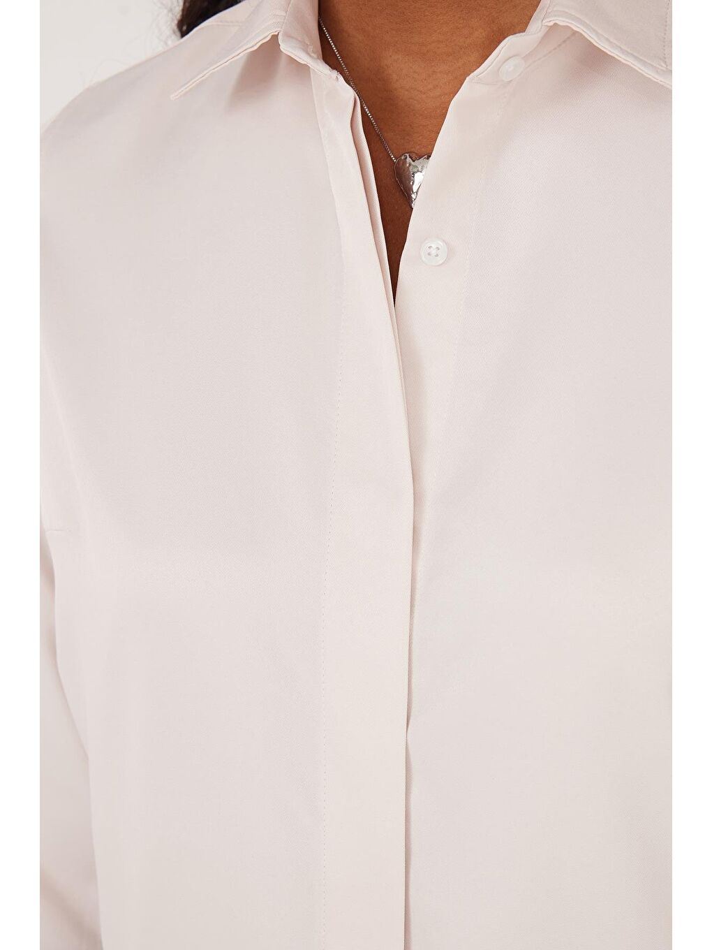 Bej Kadın Slim Fit Dar Kesim Vucüda Oturan Uzun Kollu Gizli Düğme Detaylı Taş Basic Gömlek-2