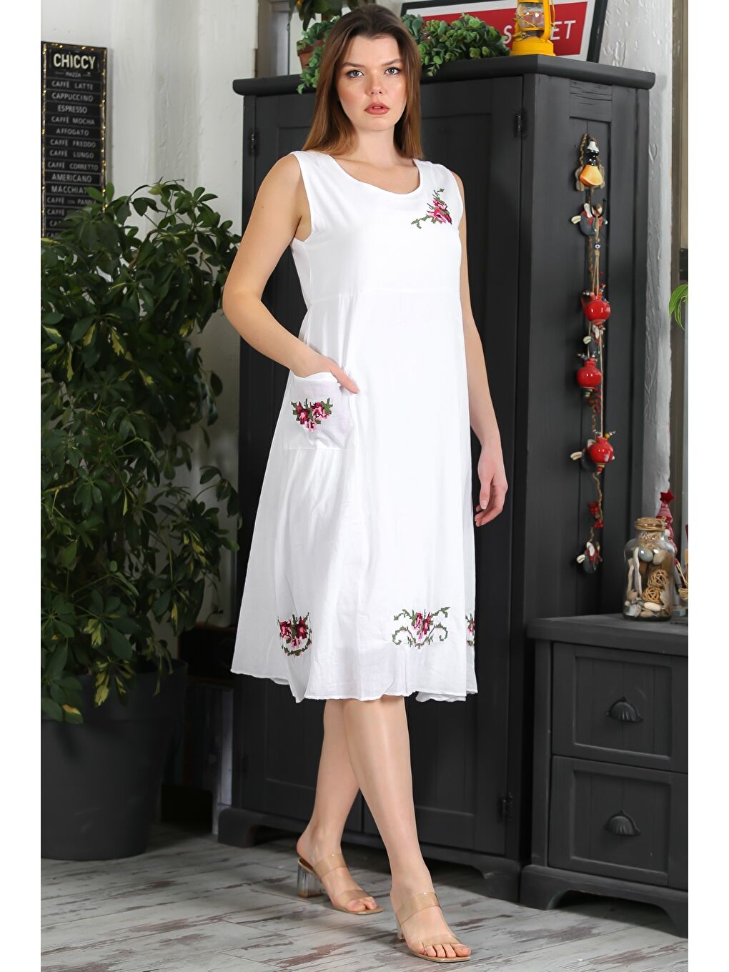 Beyaz Havuz Yaka Kolsuz Cepli Astarlı Kanaviçe Nakışlı Casual Dokuma Elbise 120 52-5