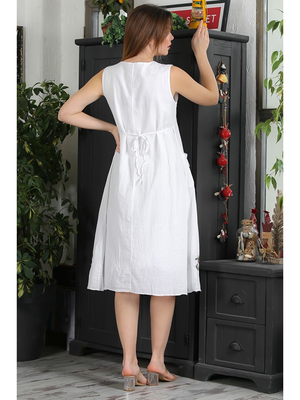 Beyaz Havuz Yaka Kolsuz Cepli Astarlı Kanaviçe Nakışlı Casual Dokuma Elbise 120 52-6