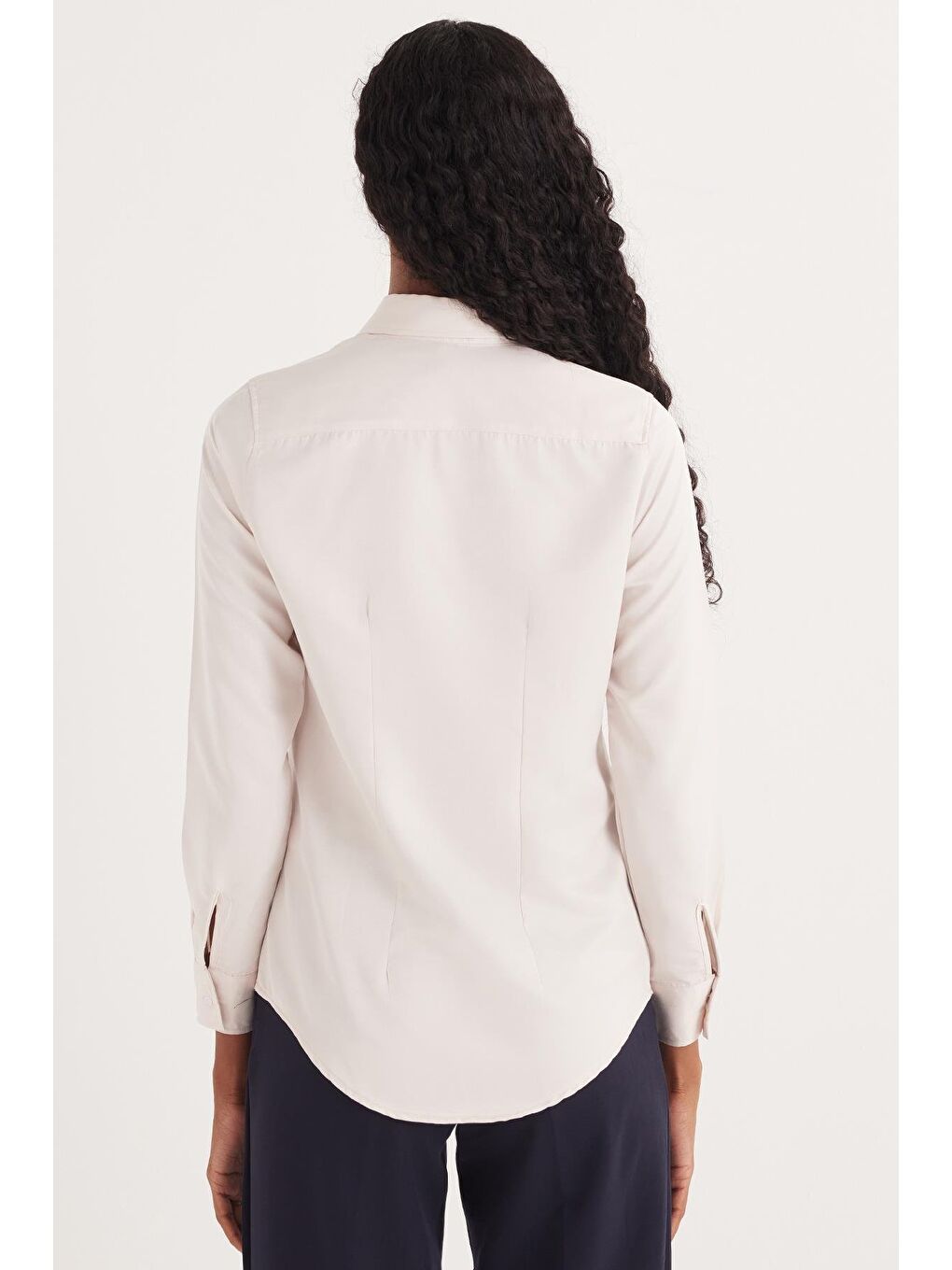 Bej Kadın Slim Fit Dar Kesim Vucüda Oturan Uzun Kollu Gizli Düğme Detaylı Taş Basic Gömlek-6