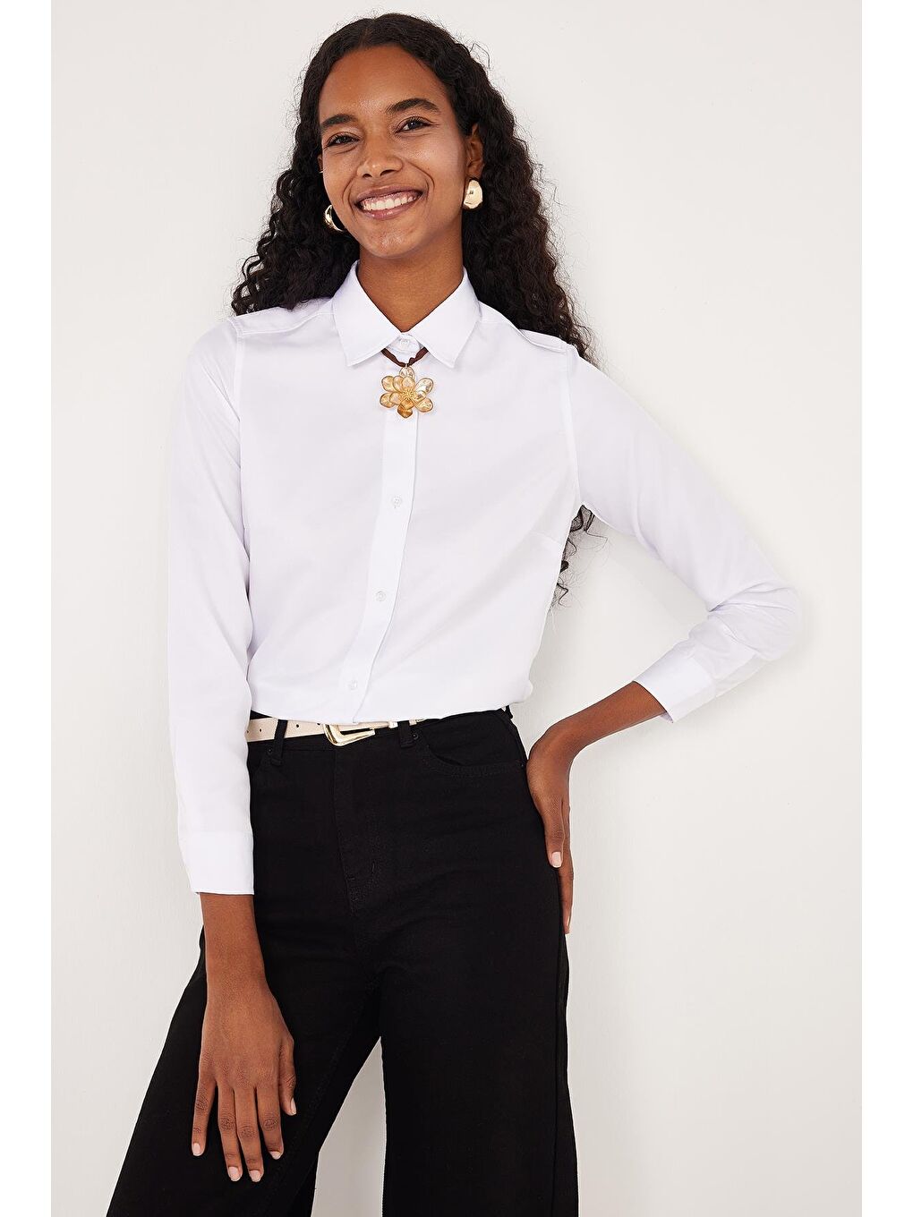 Kadın Slim Fit Dar Kesim Vücuda Oturan Uzun Kollu Beyaz Basic Gömlek-1