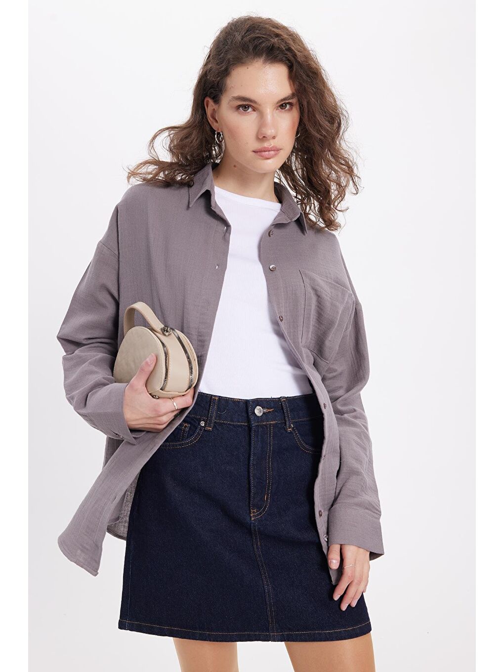 Kadın Oversize Geniş Kesim %100 Pamuk Müslin Kumaş Uzun Kollu Cepli Dokulu Gri Gömlek-1