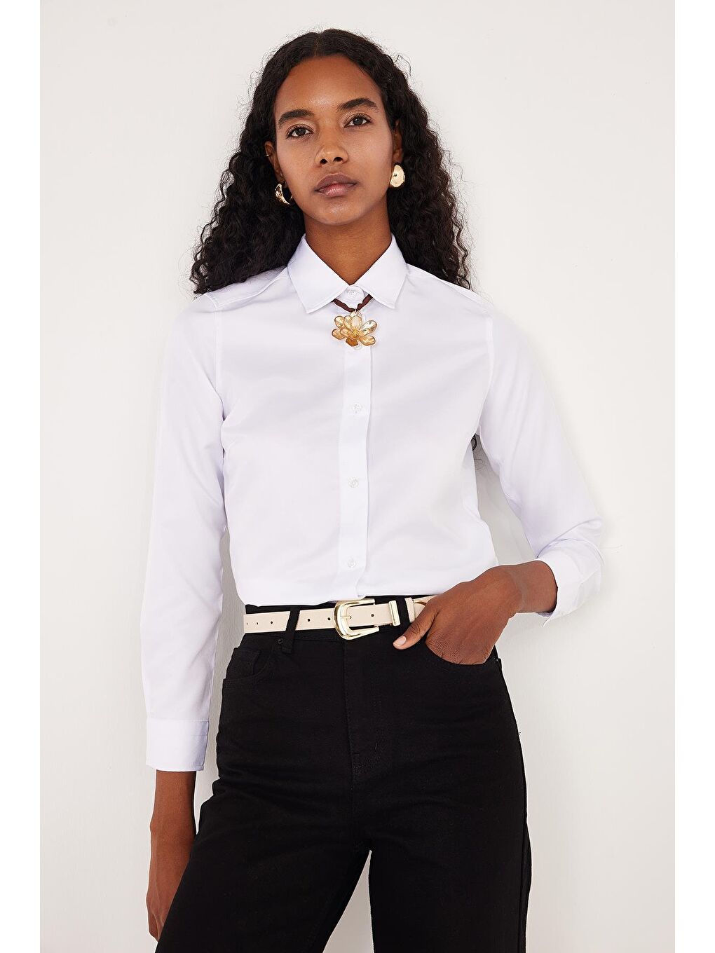 Kadın Slim Fit Dar Kesim Vücuda Oturan Uzun Kollu Beyaz Basic Gömlek-4
