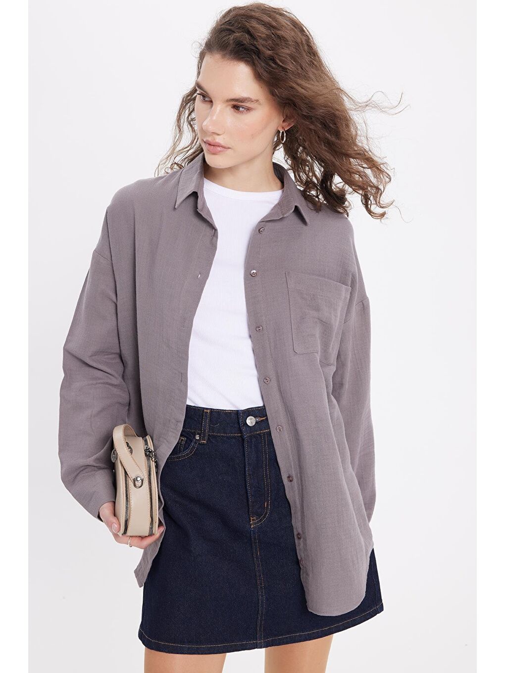 Kadın Oversize Geniş Kesim %100 Pamuk Müslin Kumaş Uzun Kollu Cepli Dokulu Gri Gömlek-4