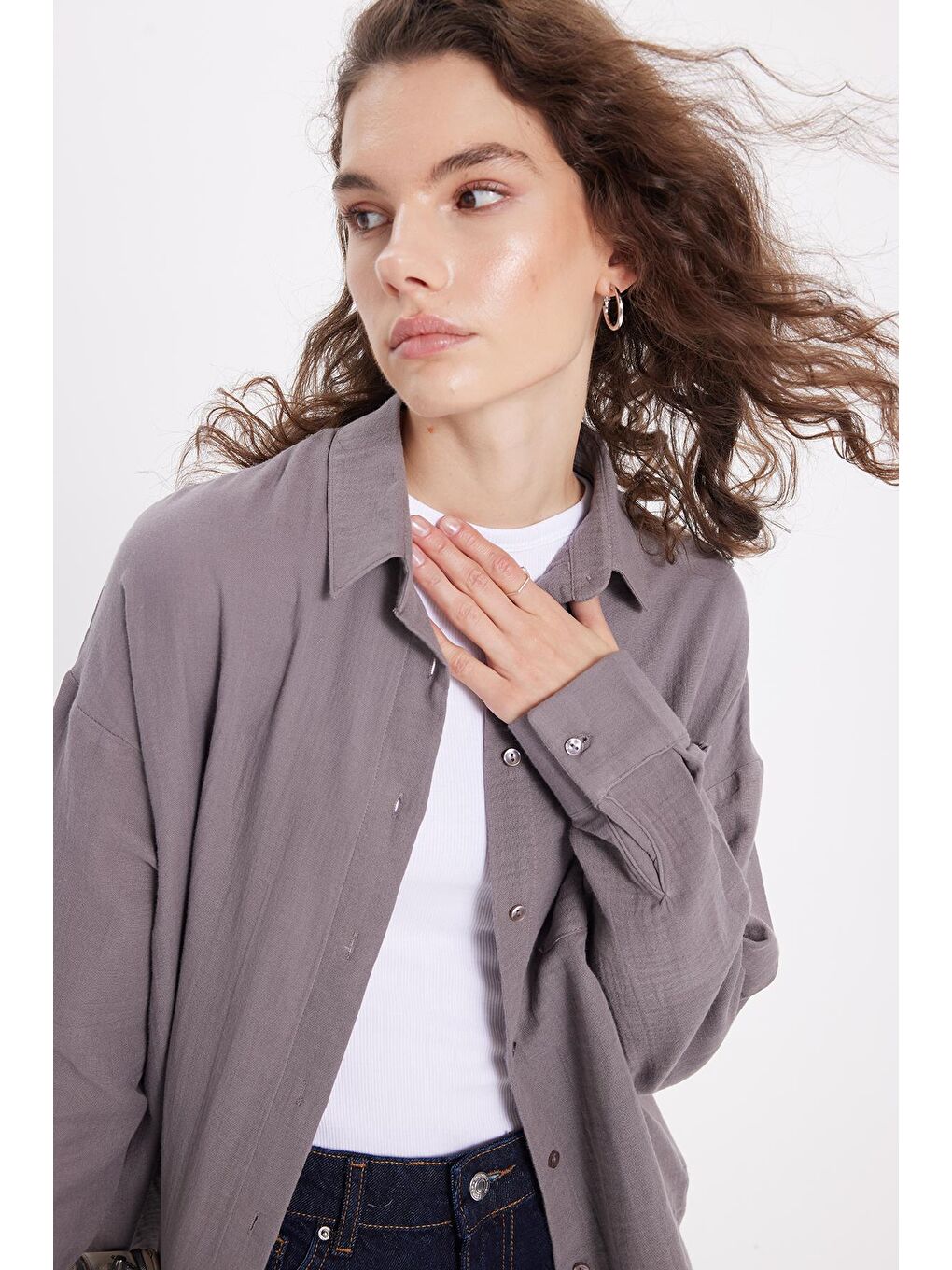 Kadın Oversize Geniş Kesim %100 Pamuk Müslin Kumaş Uzun Kollu Cepli Dokulu Gri Gömlek-5