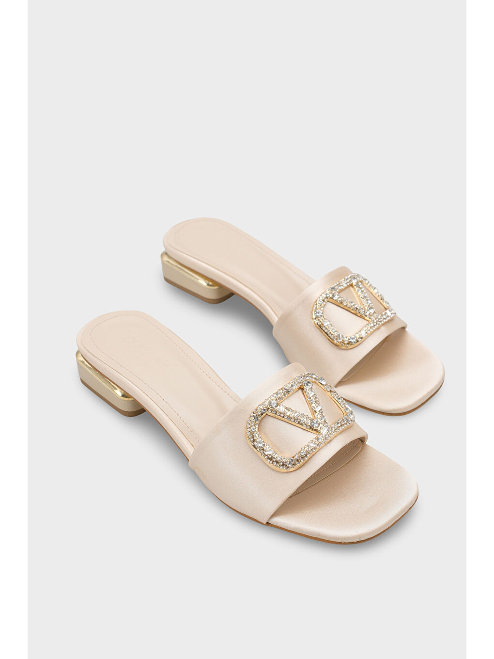 Bej Yuvarlak Küt Burunlu Taşlı Tokalı Saten Kısa Topuklu Kadın Terlik-1