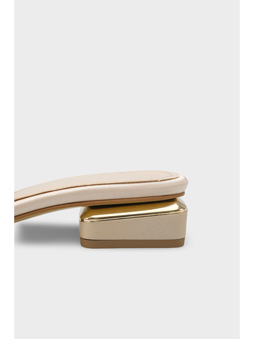 Bej Yuvarlak Küt Burunlu Taşlı Tokalı Saten Kısa Topuklu Kadın Terlik-2