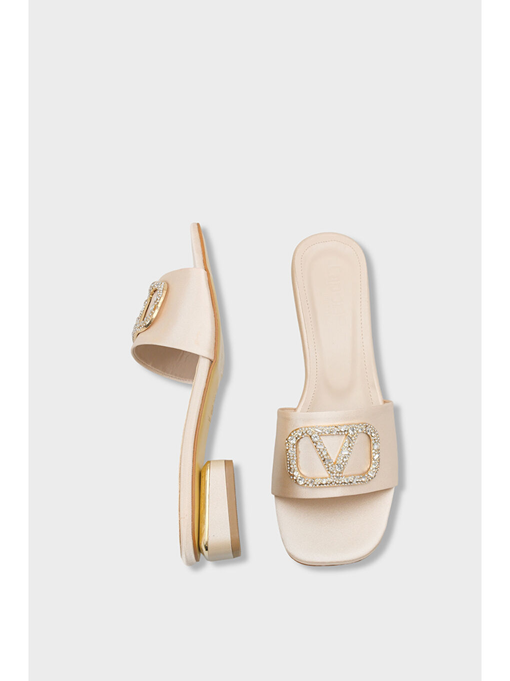 Bej Yuvarlak Küt Burunlu Taşlı Tokalı Saten Kısa Topuklu Kadın Terlik-4