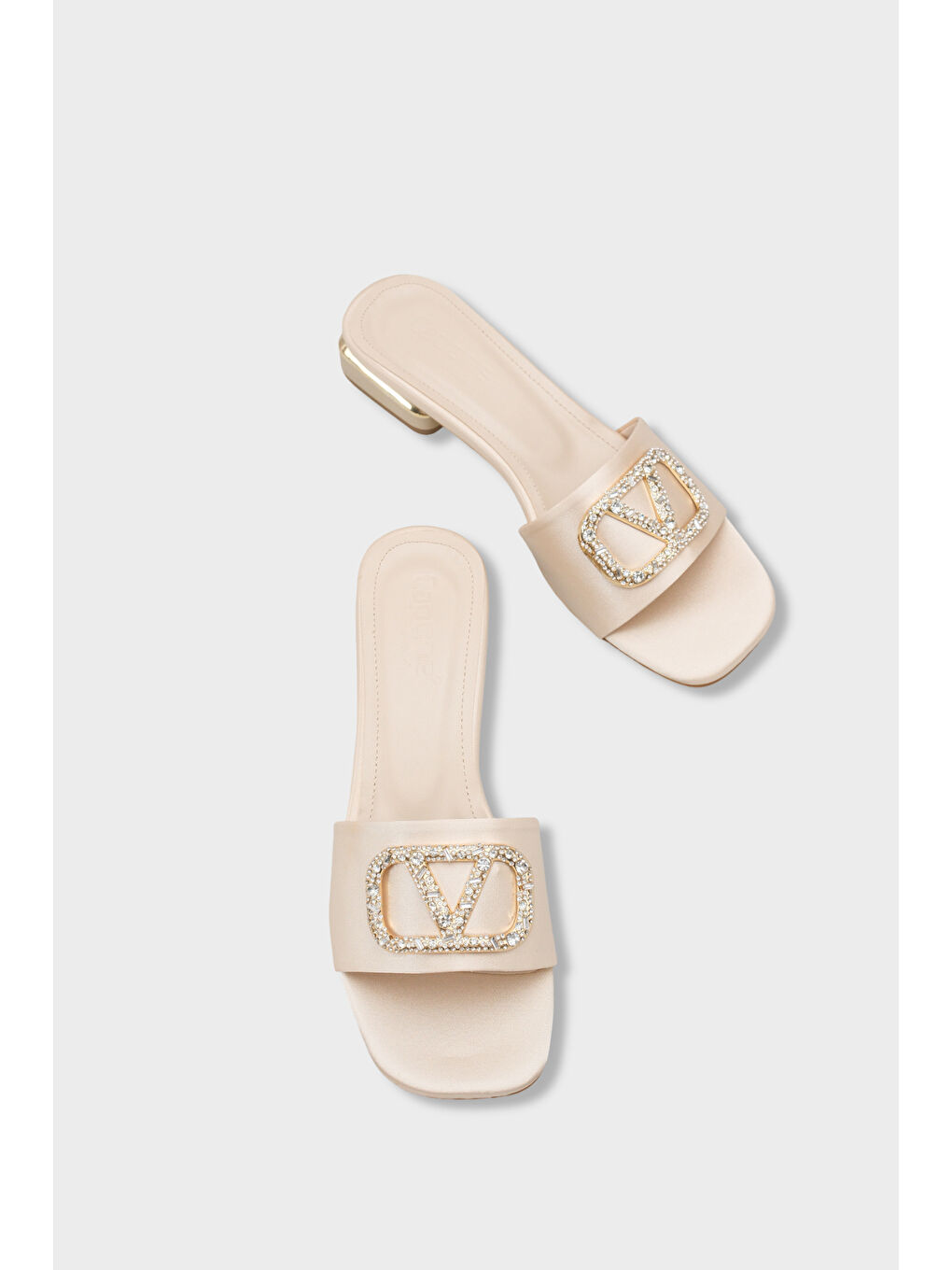 Bej Yuvarlak Küt Burunlu Taşlı Tokalı Saten Kısa Topuklu Kadın Terlik-5