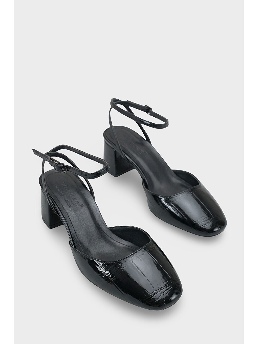 Siyah Karmen Yuvarlak Burunlu Bilekten Bantlı Orta Topuklu Kadın Ayakkabı-1