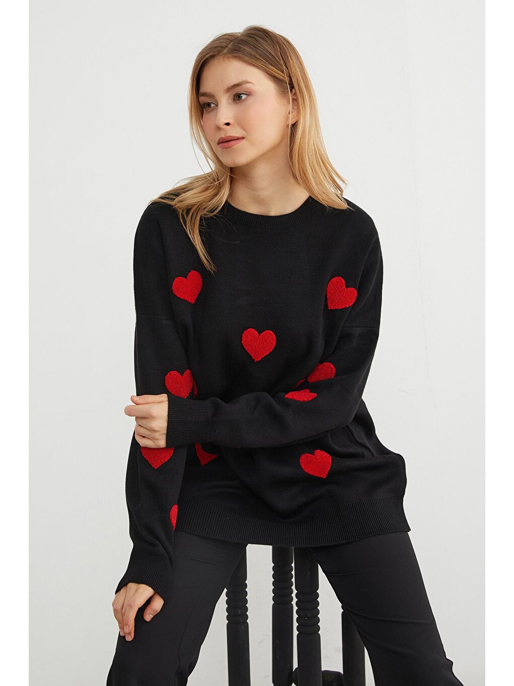 Siyah Kalp Nakışlı Oversize Triko Kazak