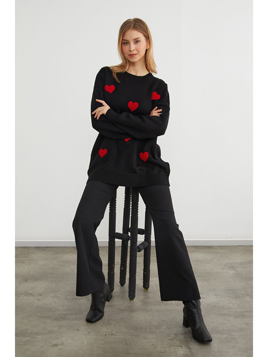 Siyah Kalp Nakışlı Oversize Triko Kazak-1