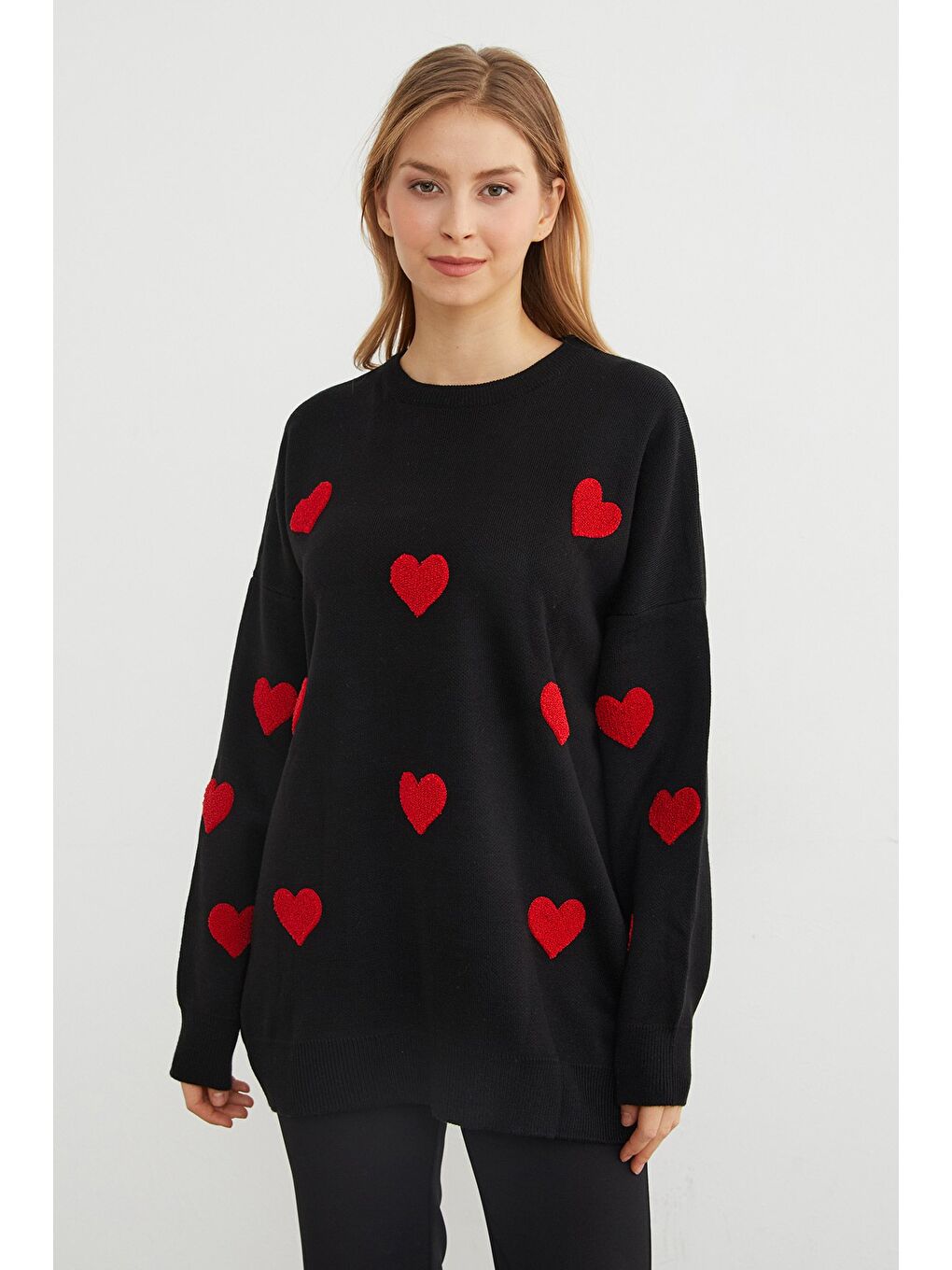 Siyah Kalp Nakışlı Oversize Triko Kazak-2