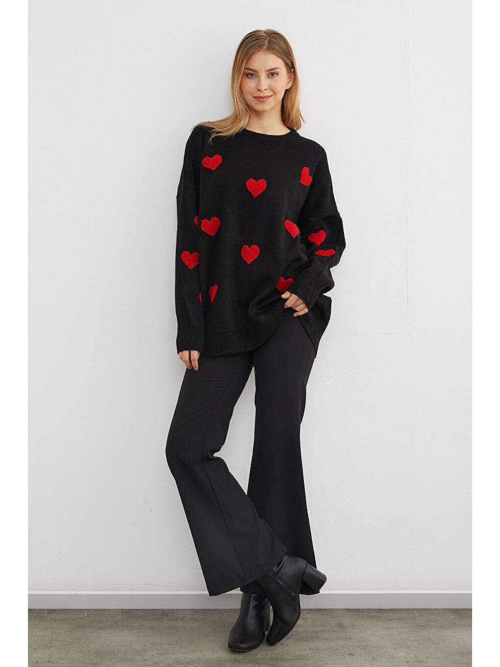 Siyah Kalp Nakışlı Oversize Triko Kazak-4