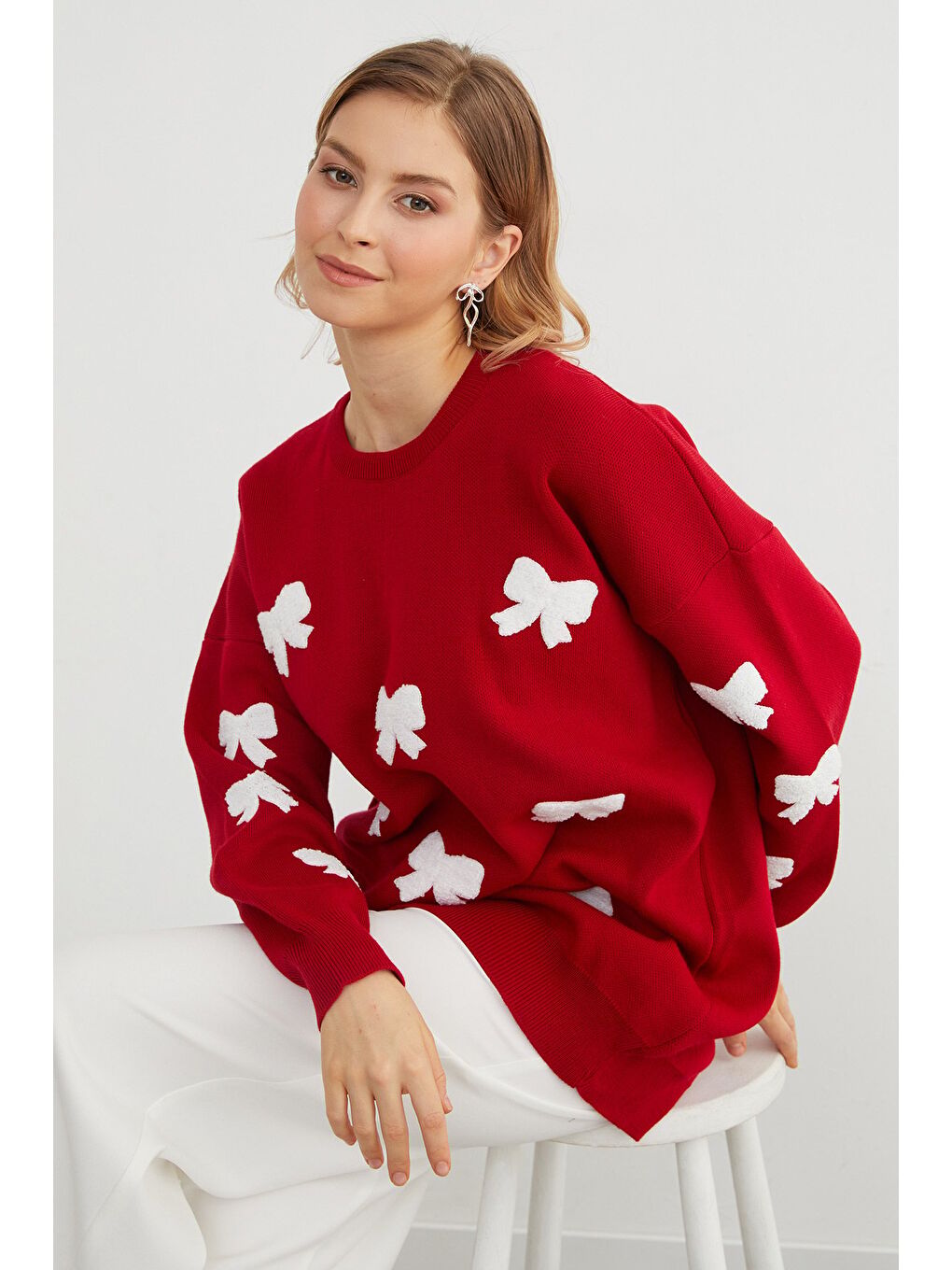 Kırmızı Kurdele Nakışlı Bisiklet Yaka Oversize Triko Kazak-3