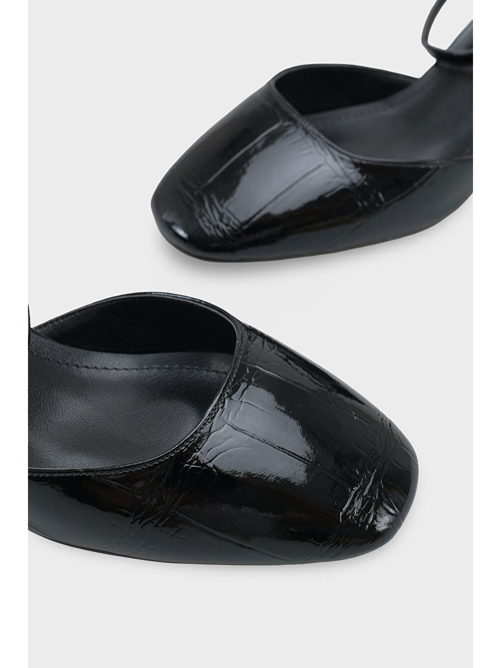 Siyah Karmen Yuvarlak Burunlu Bilekten Bantlı Orta Topuklu Kadın Ayakkabı-3