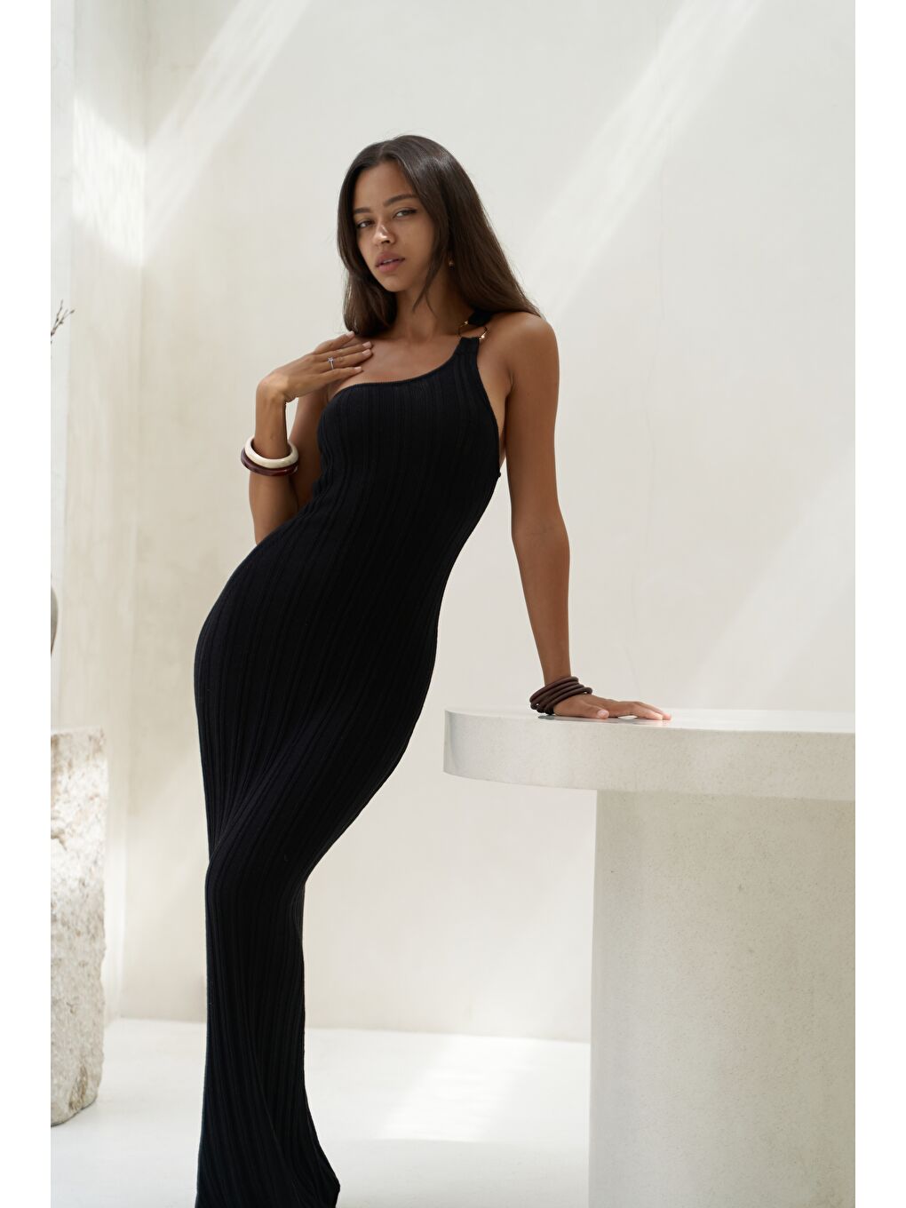 Endah Halka Detaylı Asimetrik Siyah Uzun Triko Elbise
